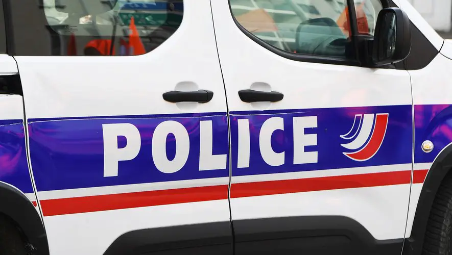 VIDEO. Refus d'obtempérer : à bord d'une voiture volée, ils foncent sur des policiers à plusieurs reprises, les agents ouvrent le feu