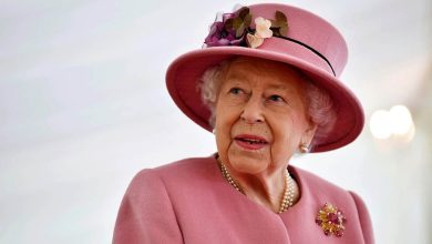 When Queen Elizabeth gave the same present to over 1,000 people on her staff