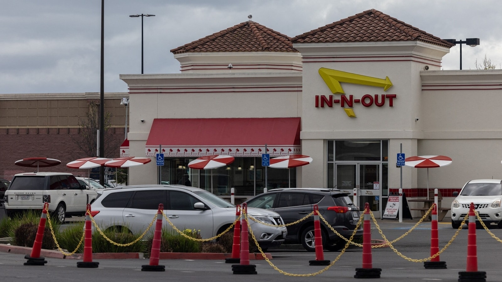 California's $20 minimum wage for fast-food workers triggers nearly $2 price bump in many joints