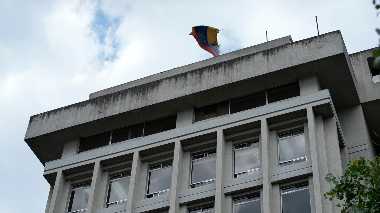 Venezuela closes embassy in Ecuador to protest raid on Mexican embassy there 1 Venezuela closes embassy in Ecuador to protest raid on Mexican embassy there