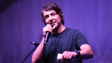 ‘Awful’: Comedian Arj Barker sparks outrage after kicking out breastfeeding mom from Melbourne show