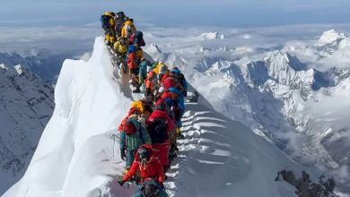 Mount Everest guide recalls horror: Overcrowding, cornice fall | Watch video