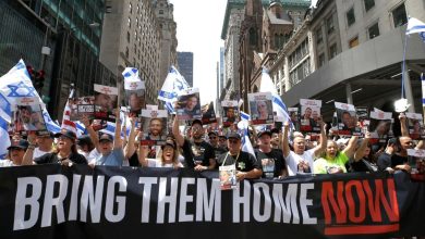 ‘Kill Hostages Now’: Masked protester carries disturbing sign while trying to disrupt NYC Israel Day Parade