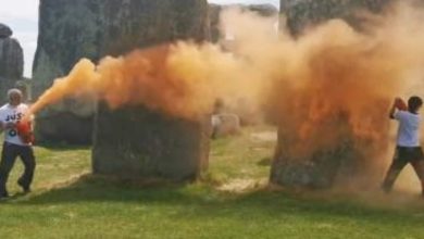 Activists spray paint UNESCO heritage site ‘Stonehenge’ in UK| Video
