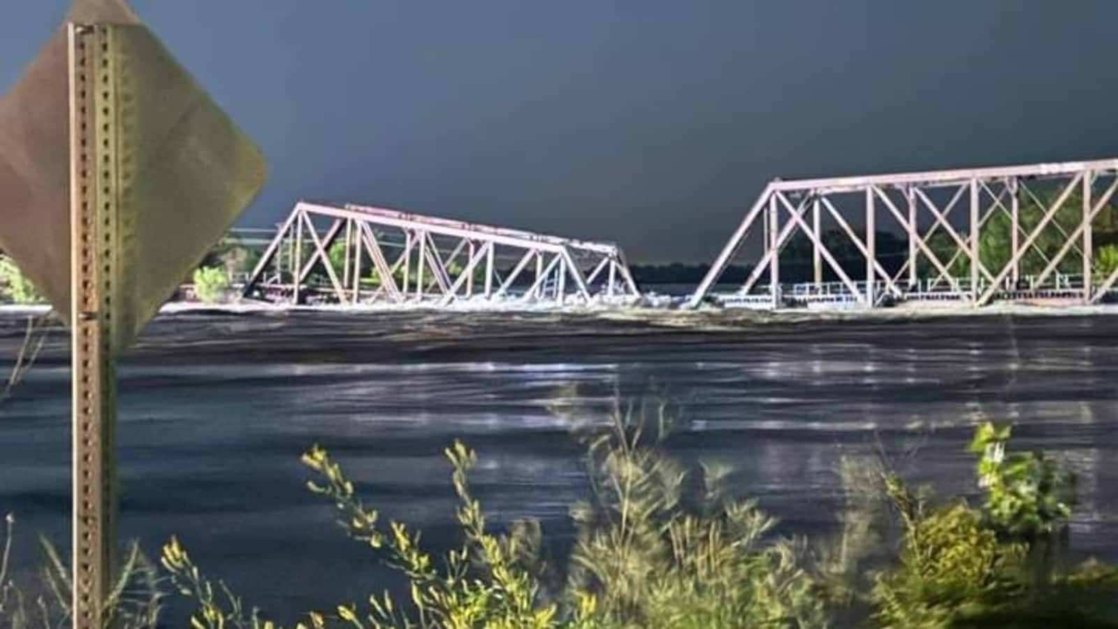 Train bridge collapses into river near Iowa after severe flooding in the region 1 Train bridge collapses into river near Iowa after severe flooding in the region