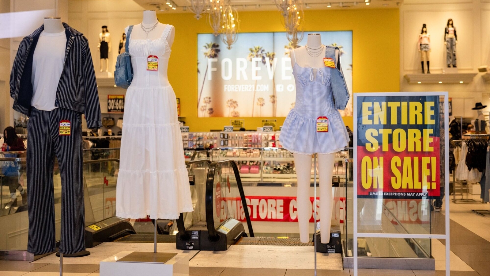 Are all Forever 21 stores closing in US this month? 1 Are all Forever 21 stores closing in US this month?