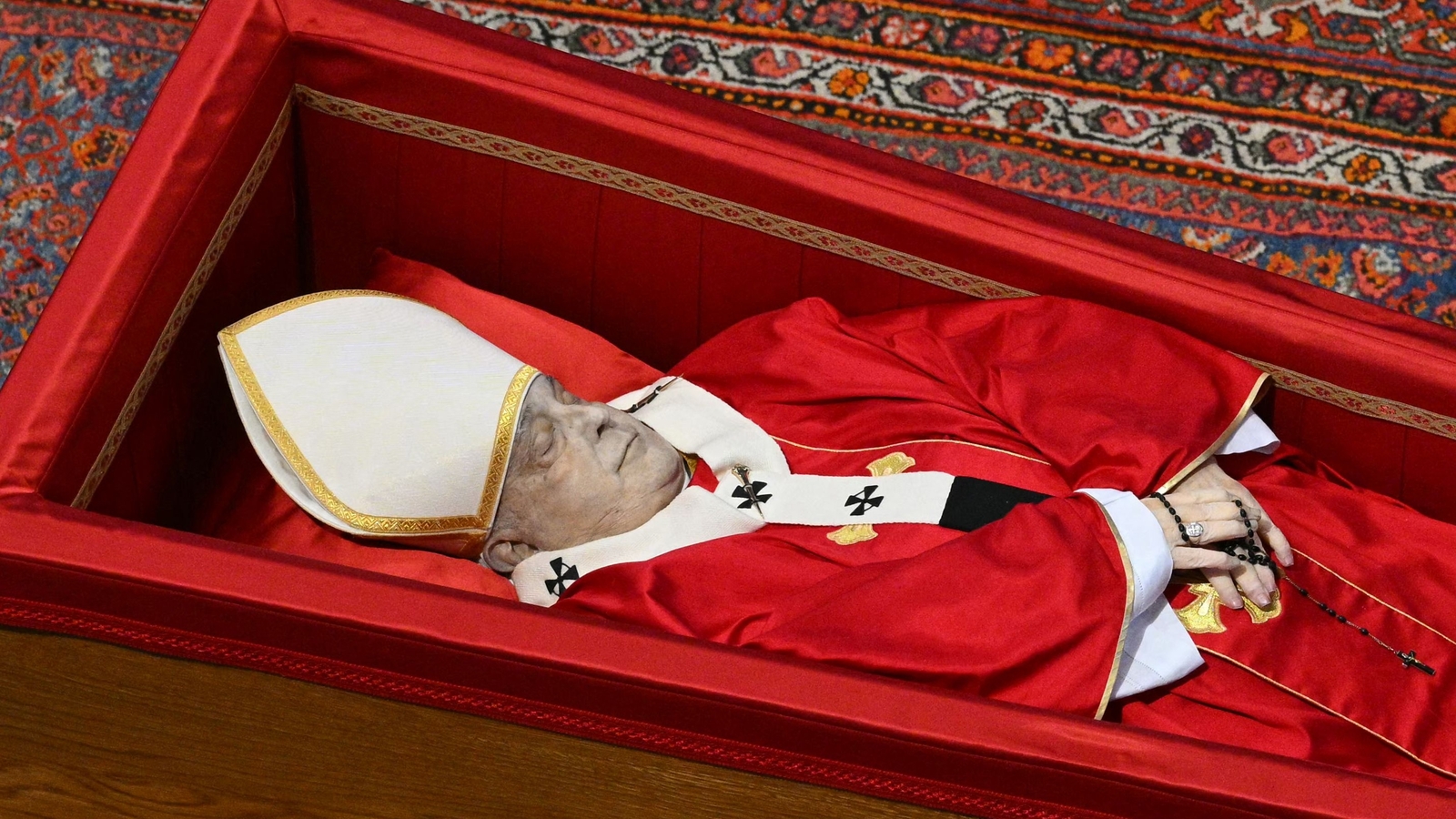Pope Francis's body draws huge crowds as public tributes continue in Vatican 1 Pope Francis's body draws huge crowds as public tributes continue in Vatican
