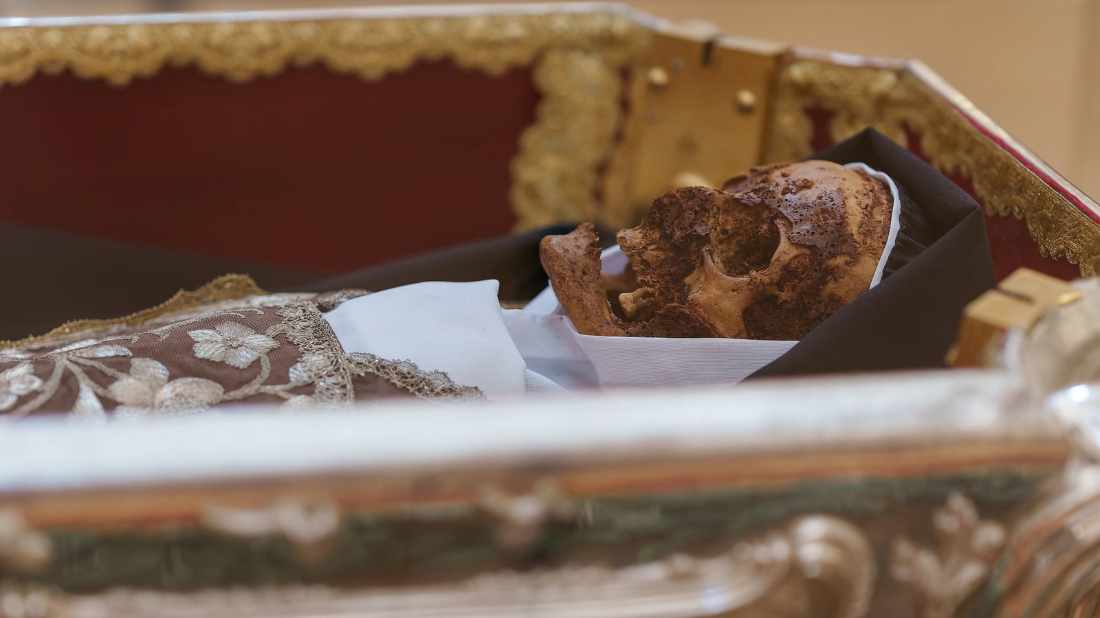 This saint died 440 years ago. Now, thousands are lining up in Spain to see her body 1 This saint died 440 years ago. Now, thousands are lining up in Spain to see her body