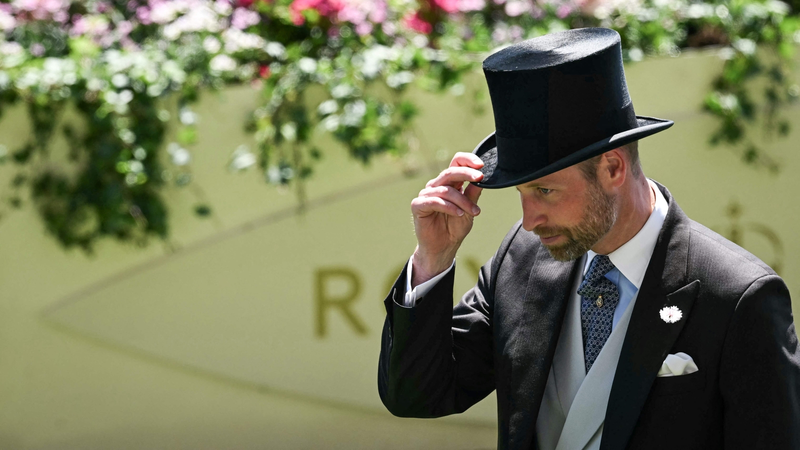 Queen Elizabeth really made that comment when Prince William was born: ‘Thank goodness he hasn't….’ 1 Queen Elizabeth really made that comment when Prince William was born: ‘Thank goodness he hasn't….’