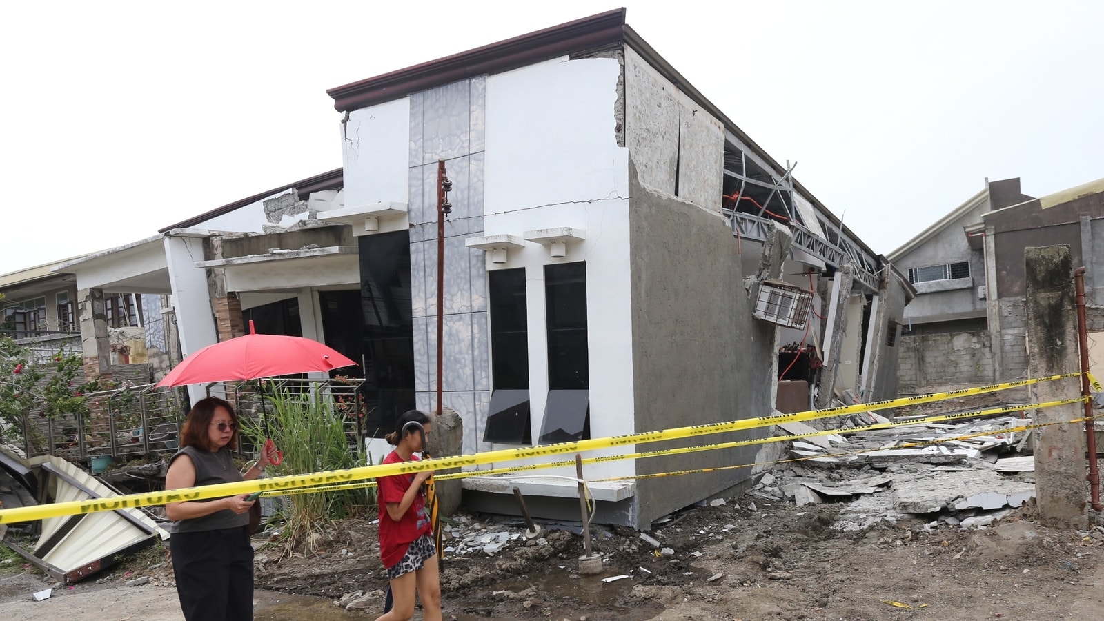 Two massive earthquakes rock Philippines on same day, at least 7 dead 1 Two massive earthquakes rock Philippines on same day, at least 7 dead