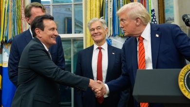 Astrazeneca CEO's bizarre expression at Trump's presser viral; ‘trying to control’ - Watch